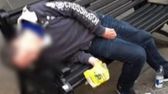 सोशल मीडिया पर फैल रही है नशे में धुत युवक की ये तस्वीर