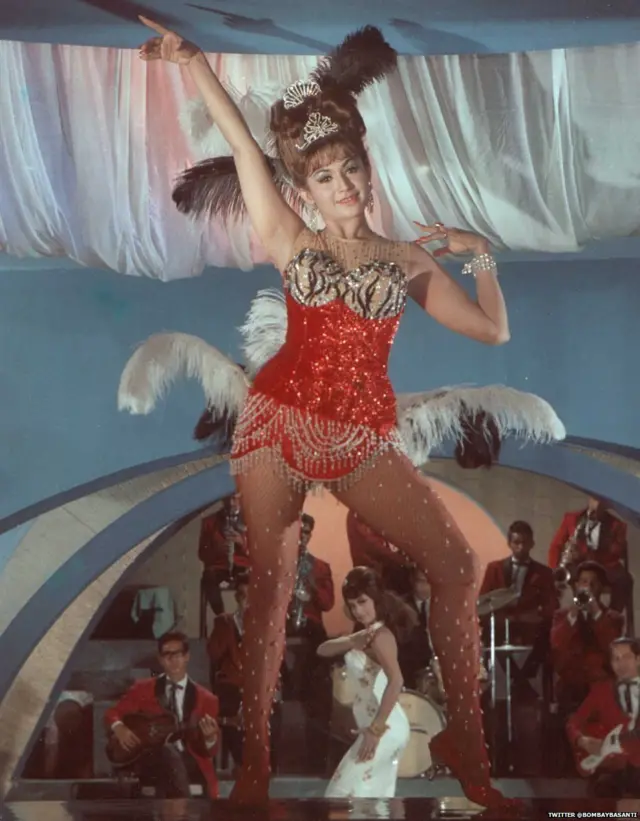 हेलन एका कॅबरेमध्ये