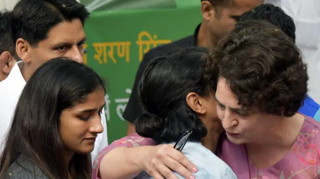 पहलवानों से मिंली प्रियंका गांधी