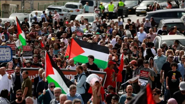 مشاركون في الجليل في مسيرة يوم الأرض، وهو إحياء سنوي لذكرى مقتل ستة فلسطينيين على يد الشرطة الإسرائيلية في عام 1976 خلال احتجاجات ضد مصادرة الأراضي في دير حنا، في منطقة الجليل