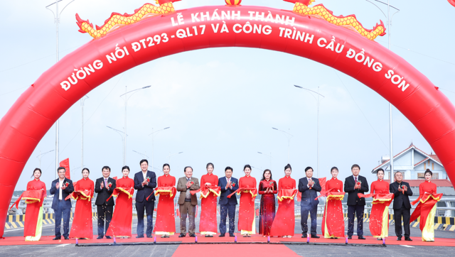 Lễ khánh thành cầu Đồng Sơn có sự góp mặt của các Phó Chủ tịch UBND tỉnh Bắc Giang và ông Nguyễn Văn Thạo, Giám đốc Ban Quản lý dự án tỉnh Bắc Giang