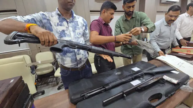બીબીસી ગુજરાતી, ગુજરાત, સુરત, પોલીસ, બંદૂક માટે ઑલ ઇન્ડિયા લાઇસન્સ, બંદૂક