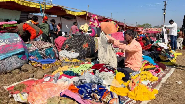 माळेगावच्या यात्रेतील जुन्या कपड्यांचा बाजार