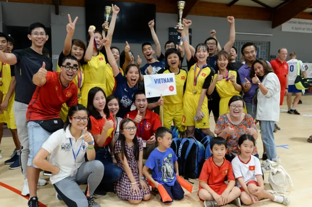 Rất nhiều kiều bào Việt đã đến xem và cổ vũ đội Việt Nam. Cách chơi tinh tế và duyên dáng của đội đã được tất cả khán giả Pháp và quốc tế yêu mến. Mỗi khi cổ động viên Việt Nam hô ‘Việt Nam, Việt Nam’, thì các bạn quốc tế hô theo bằng tiếng việt bập bẹ ‘cố lên, cố lên’.