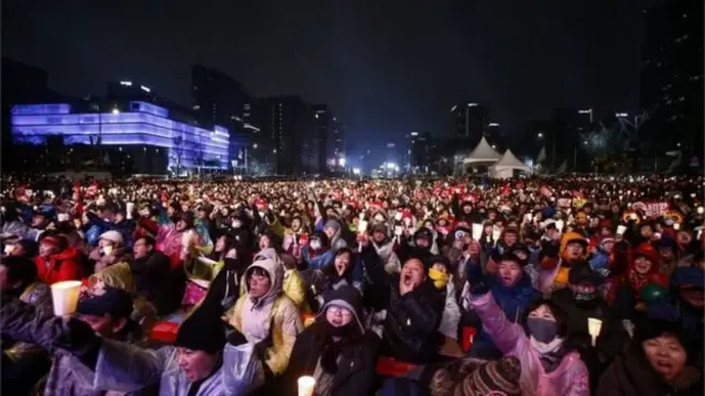Hàng trăm ngàn người biểu tình yêu cầu bà Park từ chức