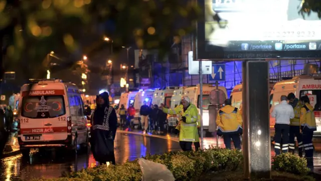 Olay yerinde çok sayıda ambulans bulunuyor