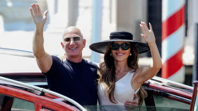 Założyciel Amazona Jeff Bezos i jego żona Lauren Sanchez Bezos opuszczają hotel Aman Venice w Wenecji we Włoszech. Sanchez ma ciemne okulary słoneczne i kapelusz.