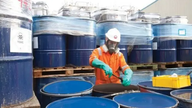 شرکت فرانسوی وئولیا مسئول مدیریت زباله‌هایی است که از مرکز تحقیقات قطب جنوب بریتانیا به بریتانیا پس فرستاده می‌شود