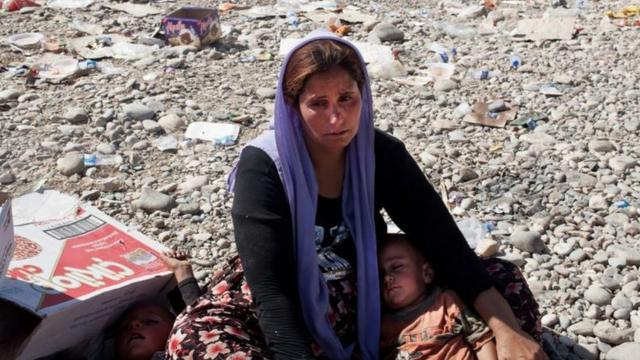 Une femme Yazidi en larmes après avoir traversé la Syrie pour retourner en Irak