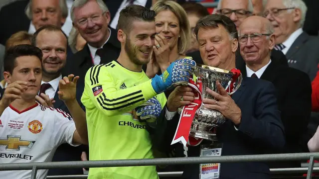 فان‌خال پس از قهرمانی در جام حذفی سال ۲۰۱۶ انگلیس اخراج شد