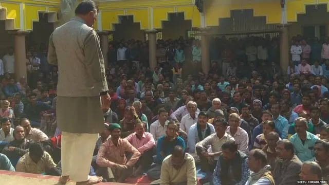 दुर्गास्थान पर इकट्ठा लोग