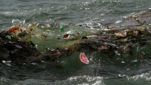 ஆழ்கடல் பகுதியில் பெருமளவில் பிளாஸ்டிக் கண்டெடுப்பு