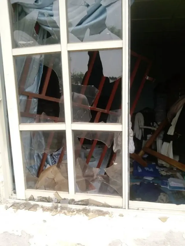 Broken window wey di bandits take enta