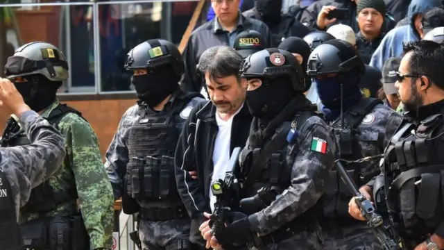 Dámaso López sale escoltado por la policía