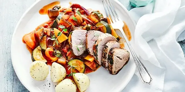 Porc à l'ail et aux herbes avec ratatouille d'été.