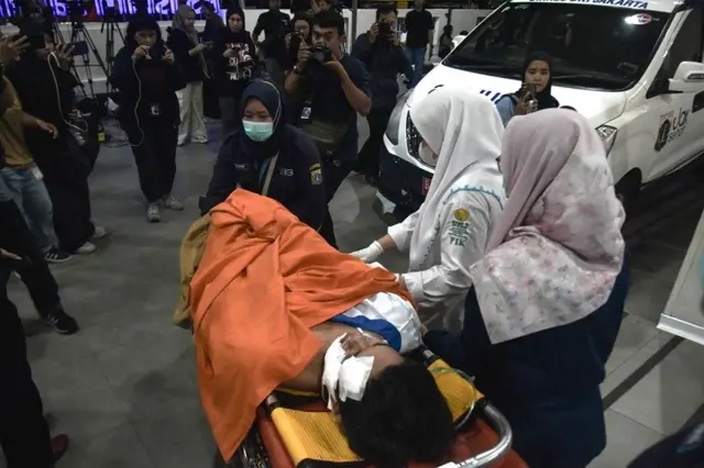 Petugas kesehatan memindahkan korban ledakan SMAN 72 Jakarta ke mobil ambulan untuk pemeriksaan di rumah sakit, Jumat (07/11).
