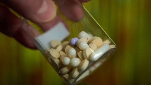 डिप्रेशन के मरीज़ को इसकी दवा लिखते वक़्त ये ध्यान रखना चाहिए कि उसे सेहत से जुड़ी और कौन सी समस्याएं हैं