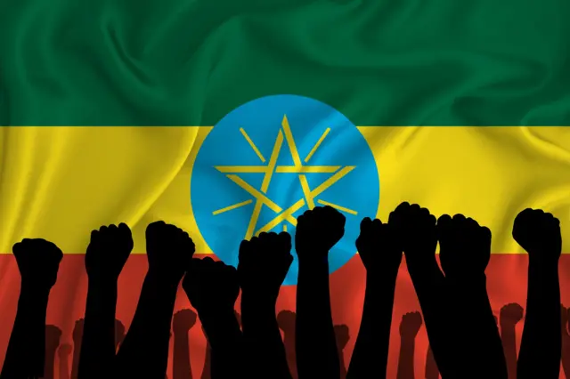 ለተቃውሞ የተነሱ እጆች ከኢትዮጵያ ባንዲራ ጋር