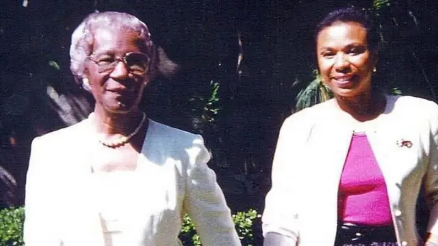 Barbara Lee (der.) con Shirley Chisholm