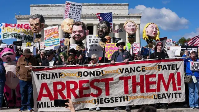 બીબીસી ગુજરાતી, બીબીસી, ડોનાલ્ડ ટ્રમ્પ, અમેરિકા બીબીસી ગુજરાતી, બીબીસી, ડોનાલ્ડ ટ્રમ્પ, અમેરિકા ટ્રમ્પ સામે અમેરિકામાં વિરોધપ્રદર્શનો કેમ થઈ રહ્યાં છે, જુઓ વિરોધની દસ તસવીરો ‘No Kings’ protests ઈરાન ઇમિગ્રેશન વિઝા ગ્રીનકાર્ડ ગુજરાત