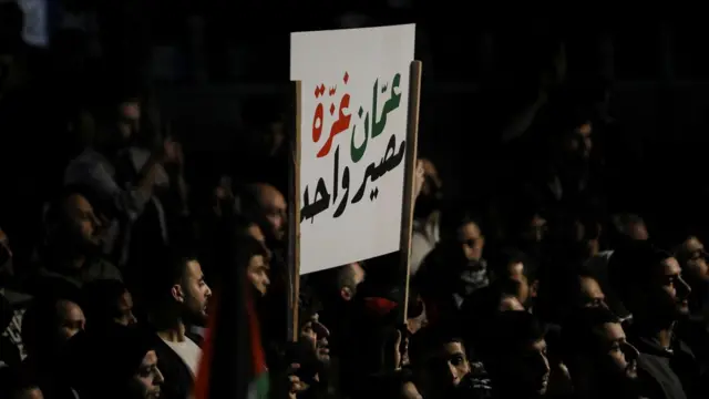 آلاف الأردنيون يتظاهرون في محيط السفارة الإسرائيلية