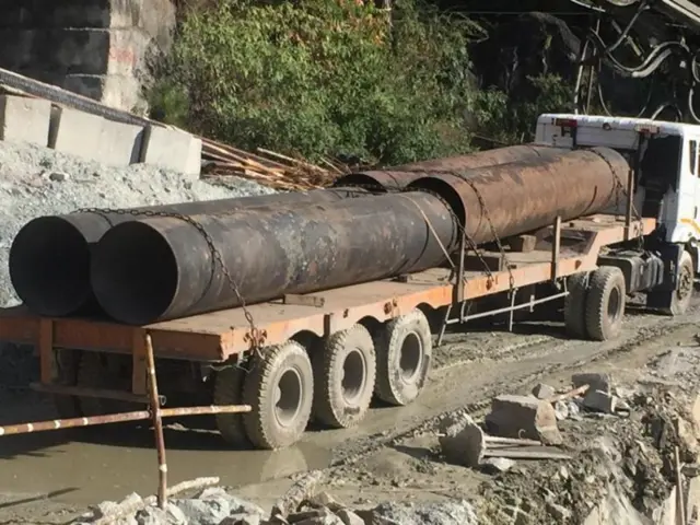 সুড়ঙ্গের ধসে পড়া অংশে এই পাইপটিই গুঁজে দিয়ে বার করা হয় শ্রমিকদের