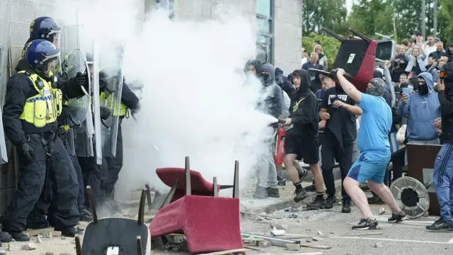 Беспорядки у гостиницы в английском Ротерхэме, откуда толпа пыталась выкурить мигрантов, в августе 2024 года