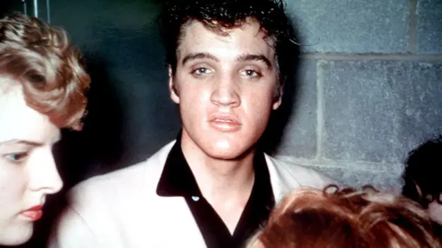 Elvis en una fotografía en color justo antes de dar un concierto.