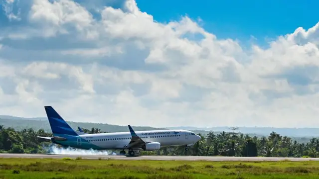 Foto ilustrasi: Pesawat mendarat di landasan pacu.