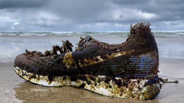 O mistério dos tênis Nike surgindo em praias da Europa e do Caribe