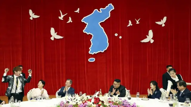 최현우 마술사가 2018년 10월 2일 평양 목란관에서 열린 환영 연회에서 문재인 대통령 내외와 김정은 국무위원장 내외에게 마술을 선보이고 있다