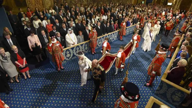 الملكة إليزابيث والأمير فيليب في افتتاح البرلمان عام 2016