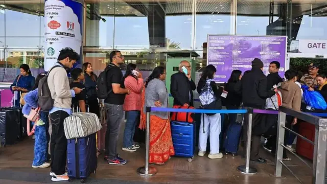 இருப்பினும், மோடி அரசின் விமானப் போக்குவரத்து கொள்கையை விமர்சிப்பவர்கள், இத்துறை ஏகபோக ஆதிக்க உரிமையின் பிடியில் சிக்கியுள்ளதாகவும், புதிய நிறுவனங்கள் இத்துறையில் நுழையவில்லை என்றும் கூறுகின்றனர்.