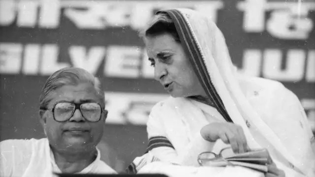 માધવસિંહ સોલંકી ઇંદિરા ગાંધી સાથે