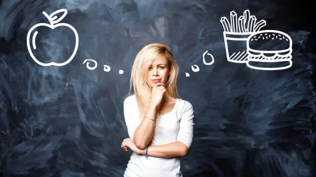 Молодая женщина перед выбором