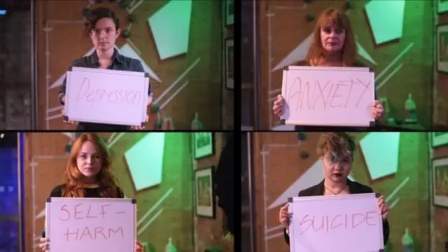 Cuatro personas con carteles que dicen: depresión, ansiedad, autolesiones y suicidio