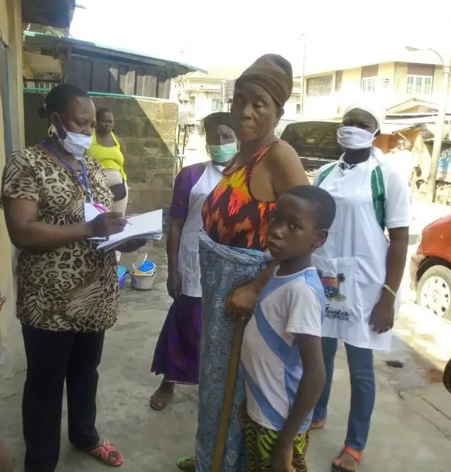 Iya kan pẹlu ọmọ rẹ n forukọ silẹ fun eto ijọba kan