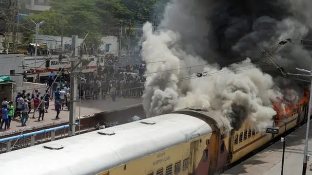 సికింద్రాబాద్‌లో తగలబడుతున్న రైలు