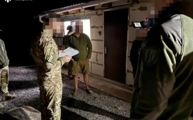 Затримання військово, люди у формі 