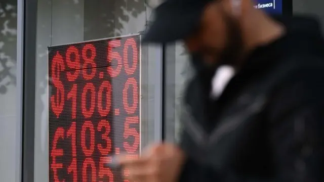 Rublenin diğer para birimleri karşısındaki değeri, savaş boyunca dalgalı bir seyir izledi.