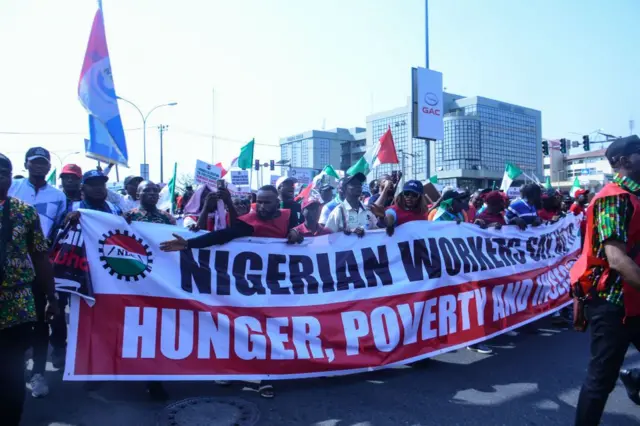 Ọpọ awọn oludije n wọde lasiko iwọde ẹgbẹ oṣiṣẹ kan.