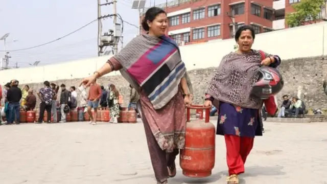 आधा सिलिन्डर ग्यास बिक्री गरिरहेको निगमले प्रति पुरा सिलिन्डर १ सय रुपियाँ मूल्यवृद्धि गरेको छ