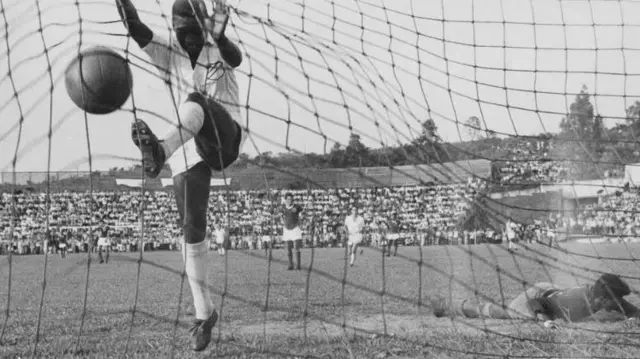 গোলের সামনে পেলে ছিলেন নিখুঁত।