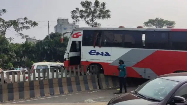 যাত্রীবাহী একটি বাস সড়কের ডিভাইডার ভেঙে পাশের লেনের একটি মাইক্রোবাসের উপর উঠে গেছে- ২০২১