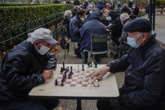 пожилые мужчины в парижском кафе играют в шахматы, октябрь 2020г