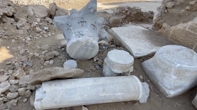 Зарарланган устунлар шимолий Ғазода жойлашган Ғазо шаҳридаги Пошо саройи вайроналарида ерда ётибди.