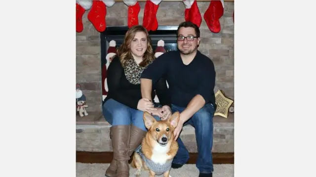 كايتي أدكينز مع صاحبها في صورة مع الكلب "جبار"