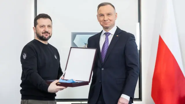 Орден Білого Орла вручив Зеленському попередній президент Польщі Анджей Дуда в квітні 2023 року