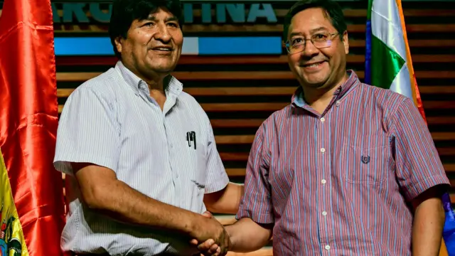 Evo Morales y Luis Arce estrechan la mano el 27 de enero de 2020