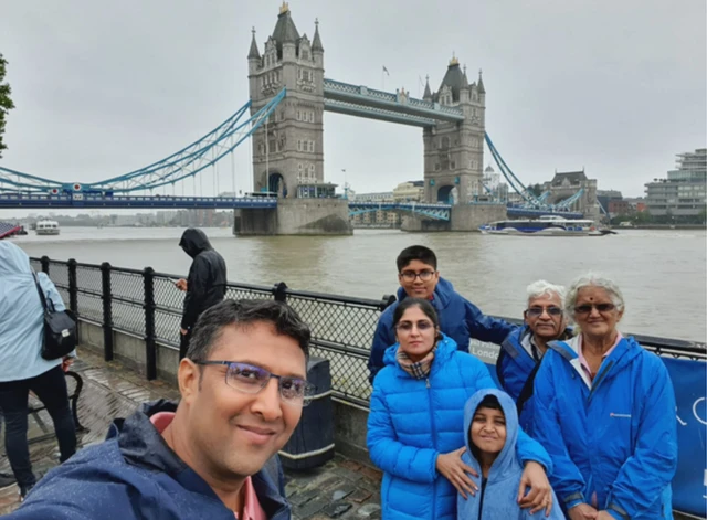సింగపూర్ నుంచి వచ్చిన వివేక్ కుటుంబం